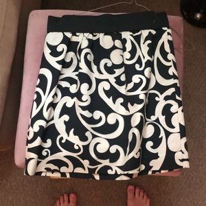 👗SALE ❗️LOFT Navy and Cream skirt. Size 0.